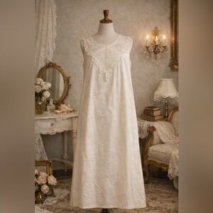 Vintage Elegant White Lace Nightgown